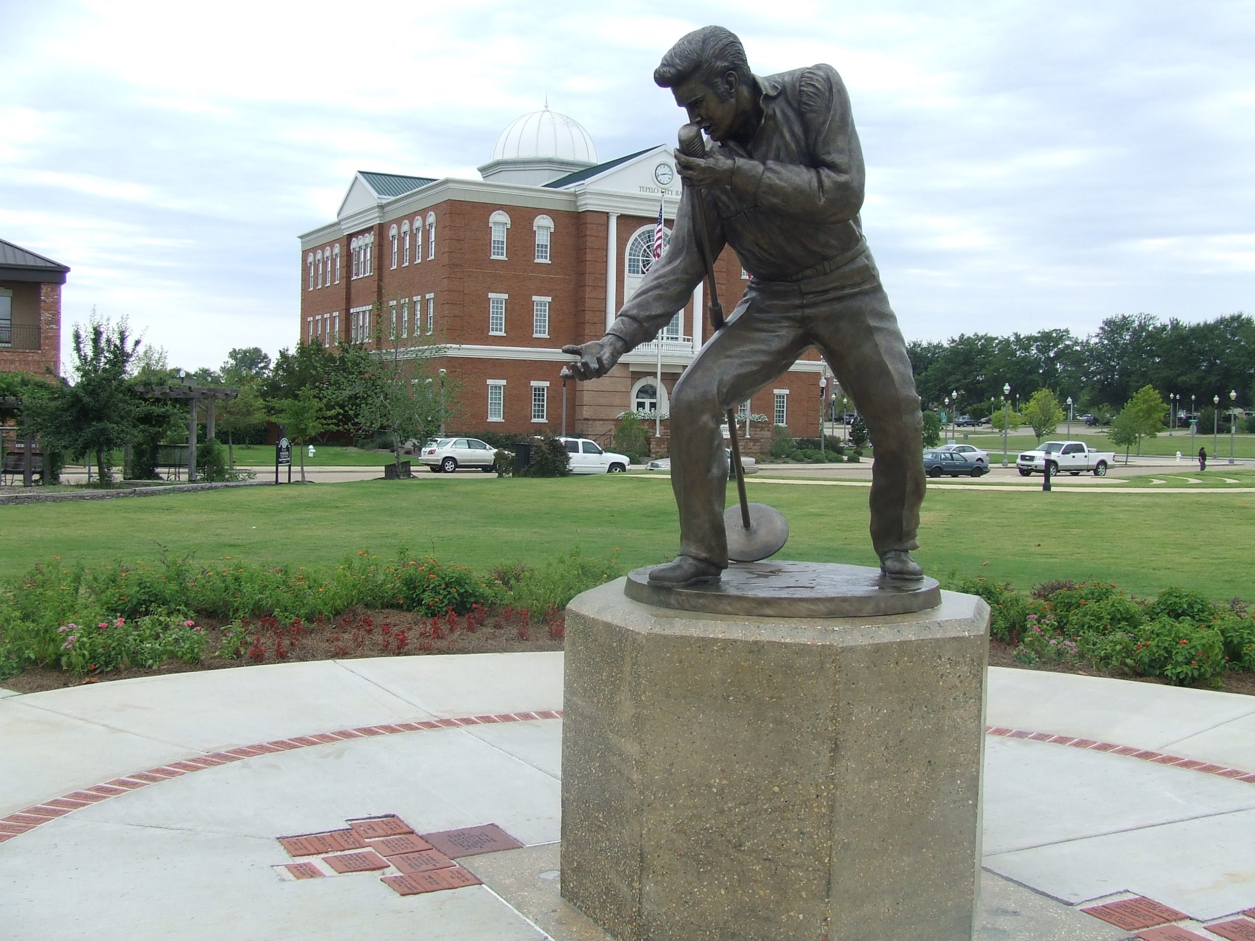 Elvis statue in front of Tupelo's City Hall.